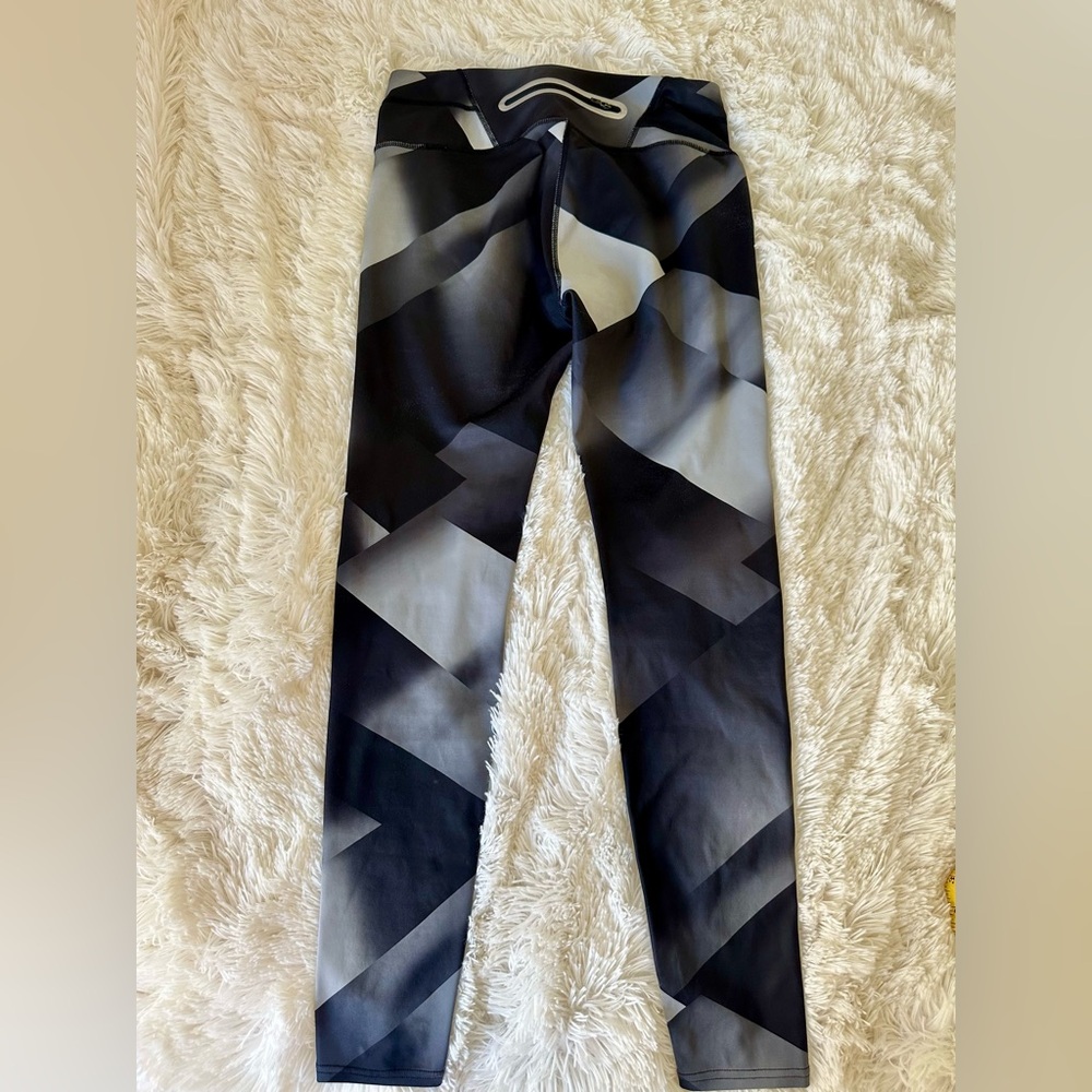 ATHLETA Sonar Tight Magnetic Black Gray Geometric Print Leggings Small Women’s - Picture 2 of 6